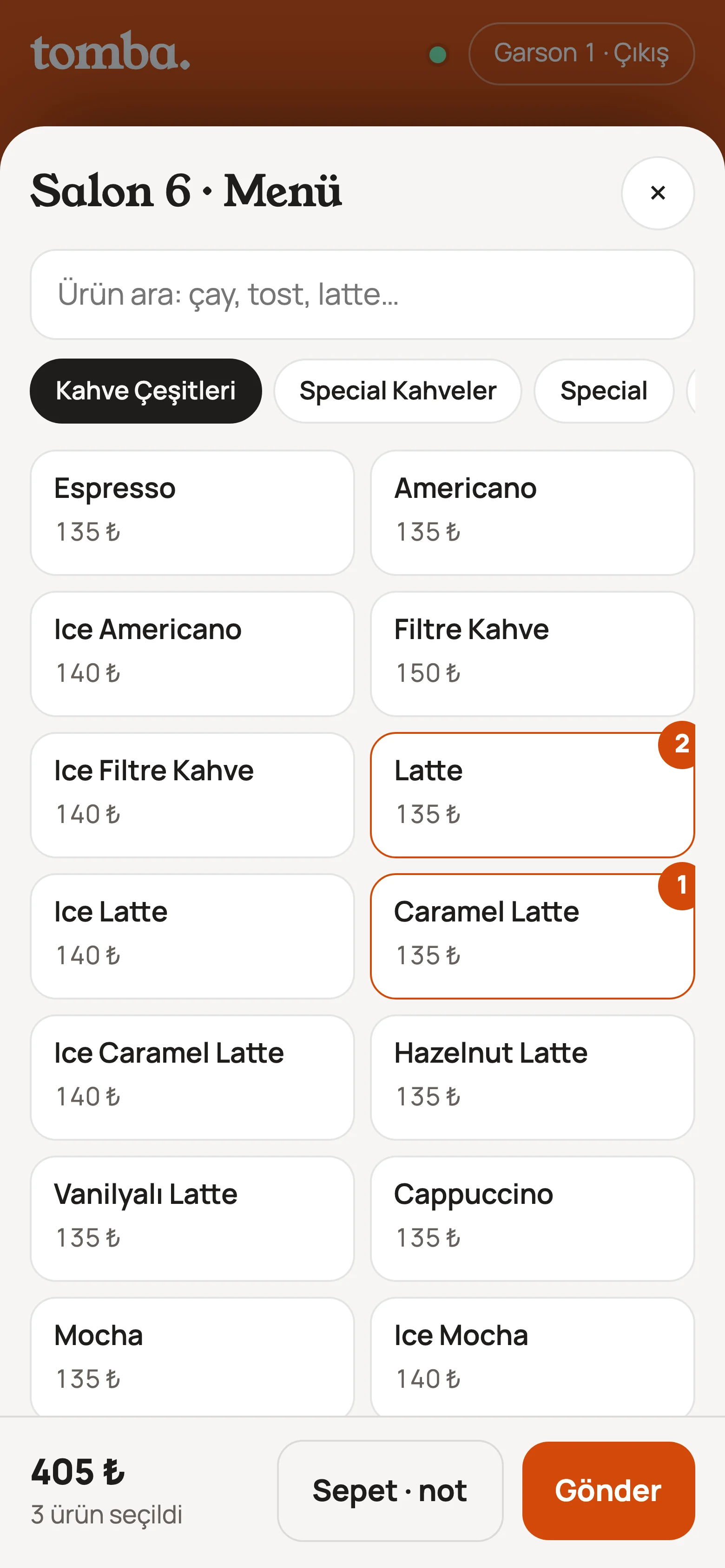 Garsonun menü ekranı: Latte iki, Caramel Latte bir kez seçilmiş, altta toplam ve Gönder düğmesi