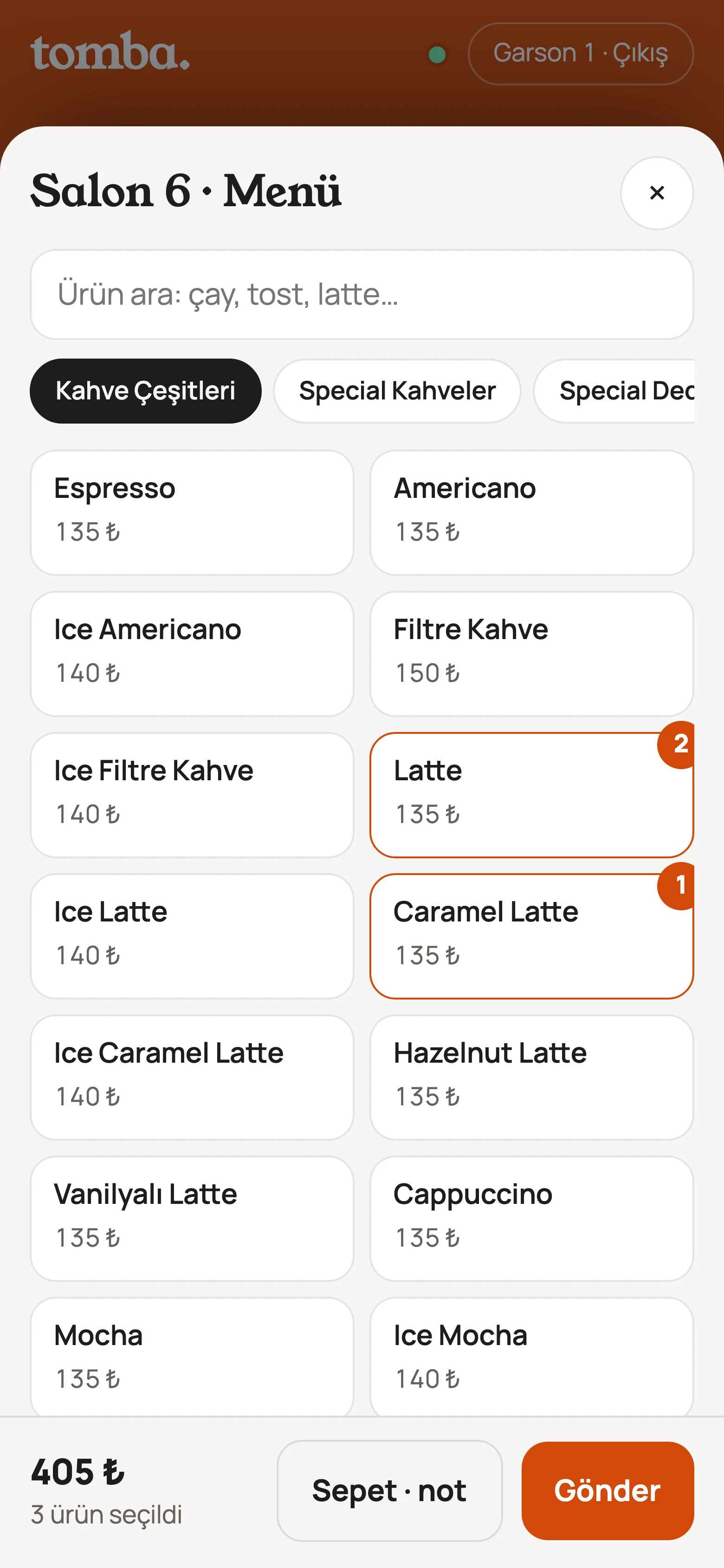 Garsonun menü ekranı: Latte iki, Caramel Latte bir kez seçilmiş, altta toplam ve Gönder düğmesi